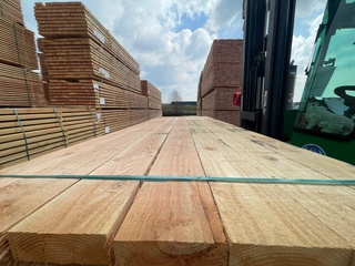 Ca. 25x Douglas Dakbalken Fijnbezaagd, 50x150mm, lengte 500cm